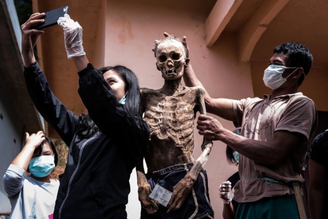 Ölüleri gömmüyor, birlikte yaşıyorlar ! galerisi resim 17