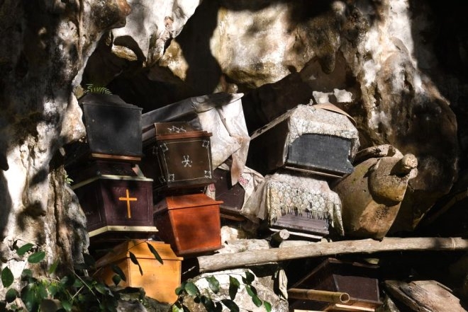 Ölüleri gömmüyor, birlikte yaşıyorlar ! galerisi resim 7