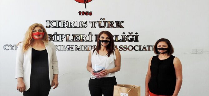 İşitme engellilerin iletişimi için şeffaf maske
