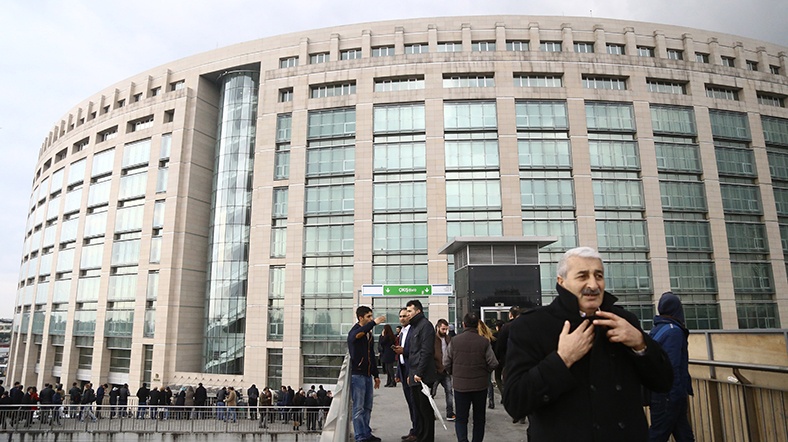 10 dakika arayla girdiler