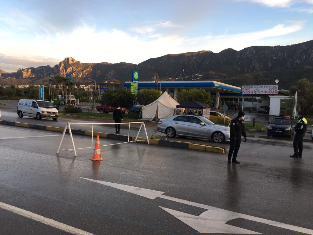 Alsancak girişine polis barikat ve çadırlar kuruldu