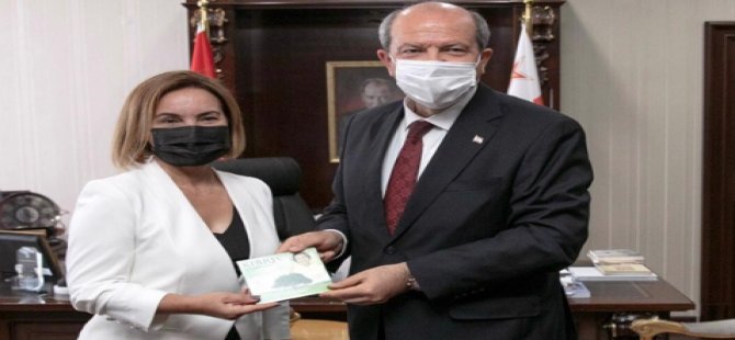 Kıbrıs Şarkıları Cd’si Cumhurbaşkanı Tatar’a Takdim Edildi
