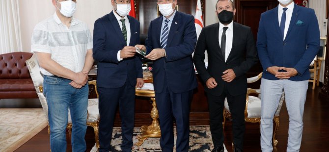 Cumhurbaşkanı Ersin Tatar, KKTC Cimnastik Federasyonu Başkanı Hasan Sapsızoğlu ve Beraberindekileri Kabul Ederek Görüştü.