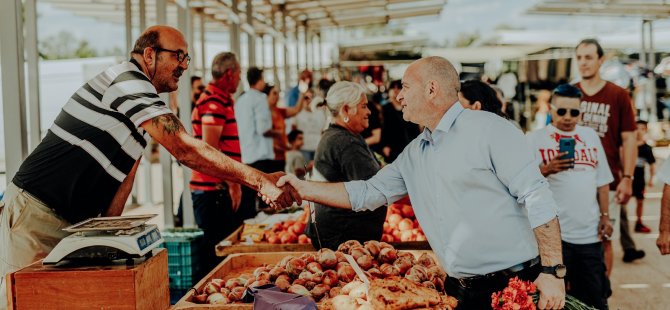 Başkan adayı Reşat Kansoy'a Güzelyurt çarşısında sevgi seli