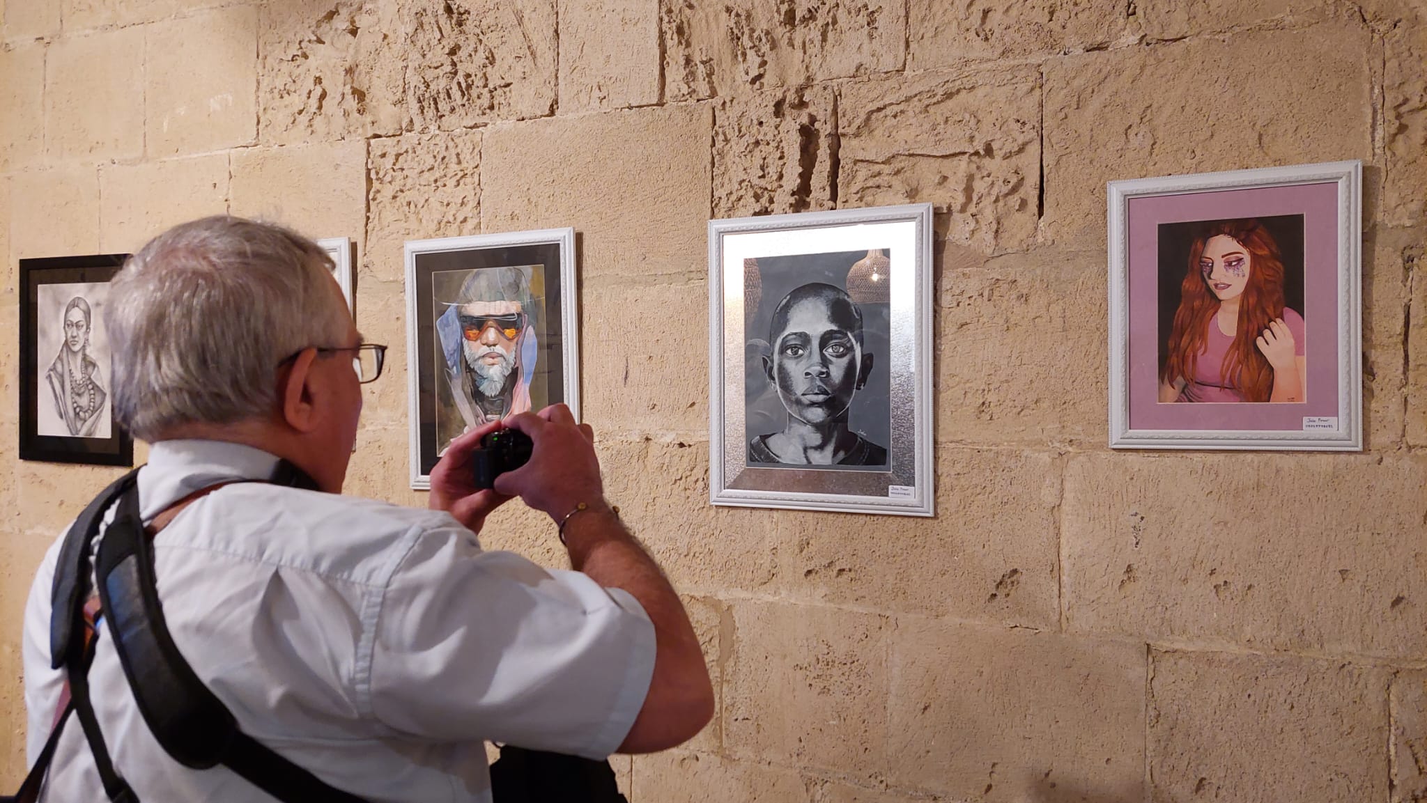 Luna Tülay Art Home Atölyesi karma sergisi Bellapais Manastırı’nda yapıldı