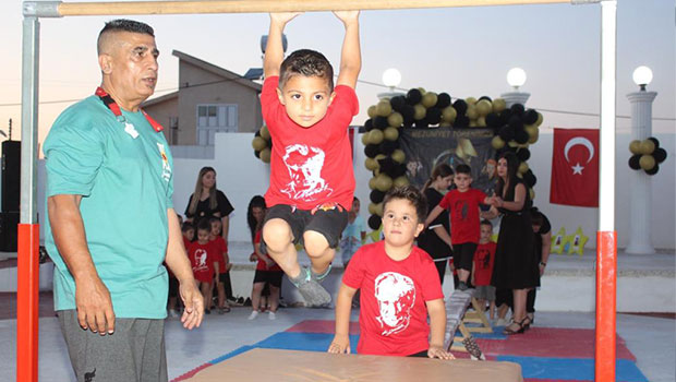 Minikler cimnastik şov yaptılar