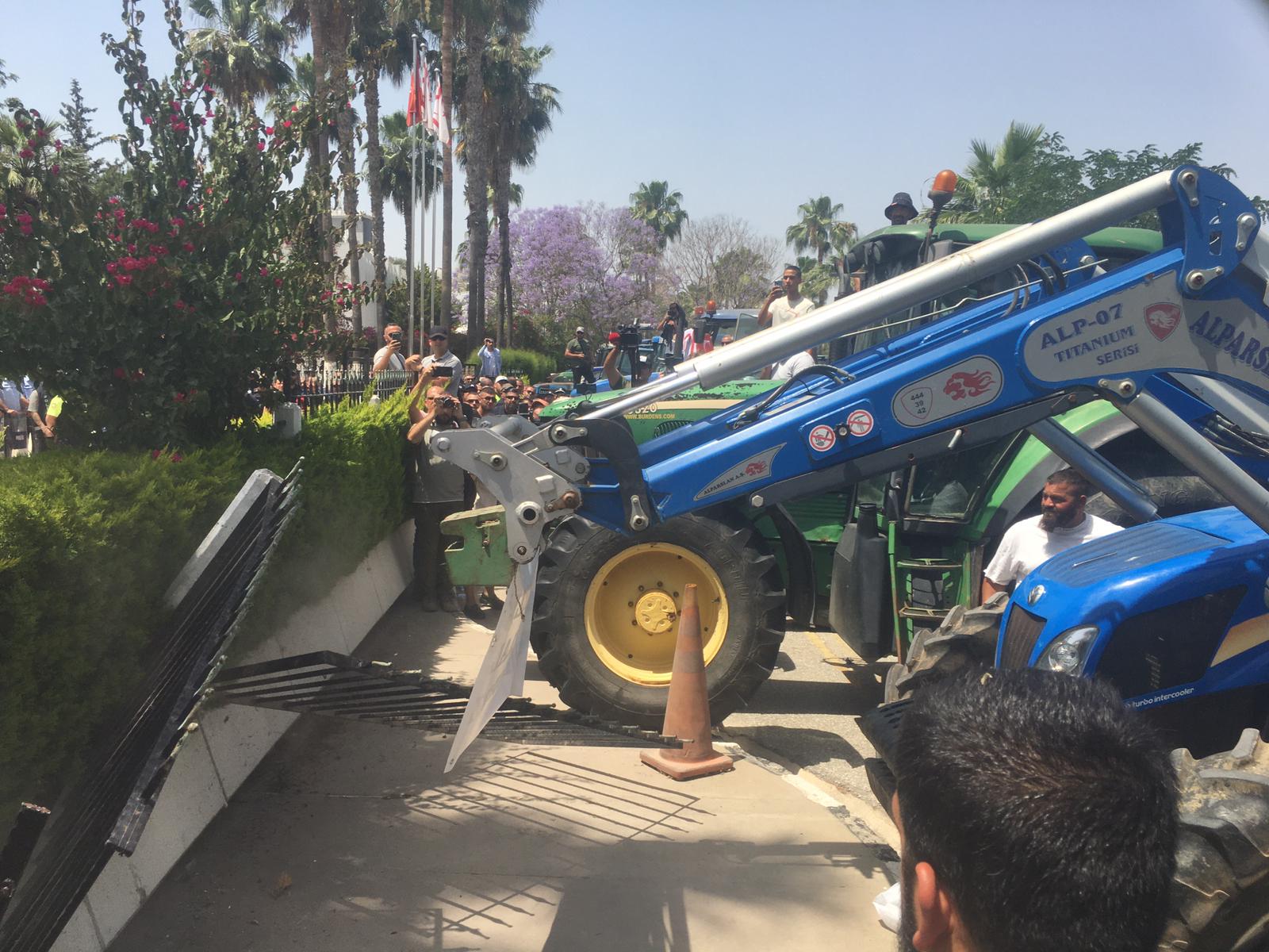 Hayvancılar, Başbakanlığın demir parmaklıklarını ve araç giriş kapısını yıktı