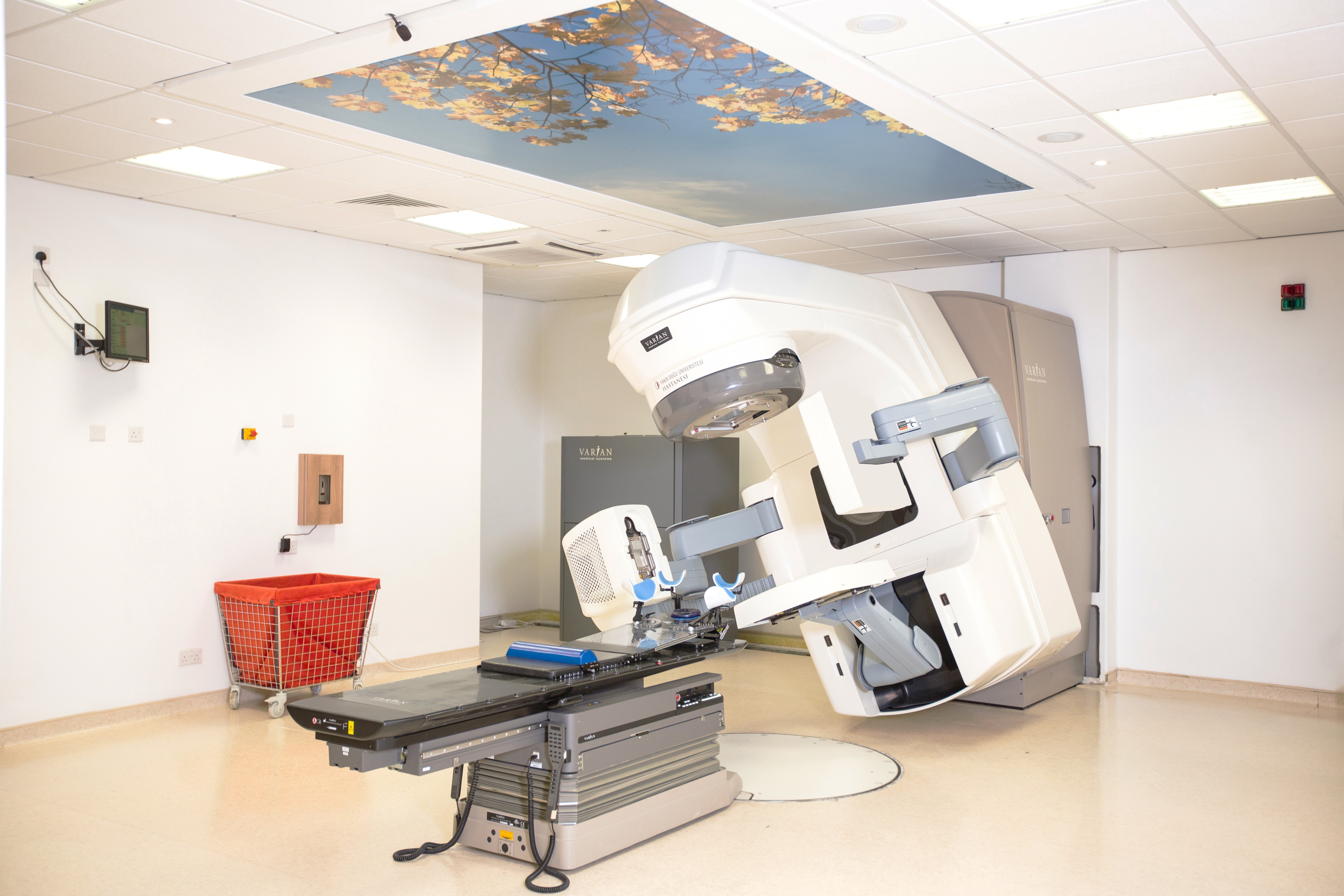 Yakın Doğu Üniversitesi Hastanesi’nde Tümörü Nokta Atışıyla Yok Eden SRT Yöntemi Uygulanmaya Başlandı