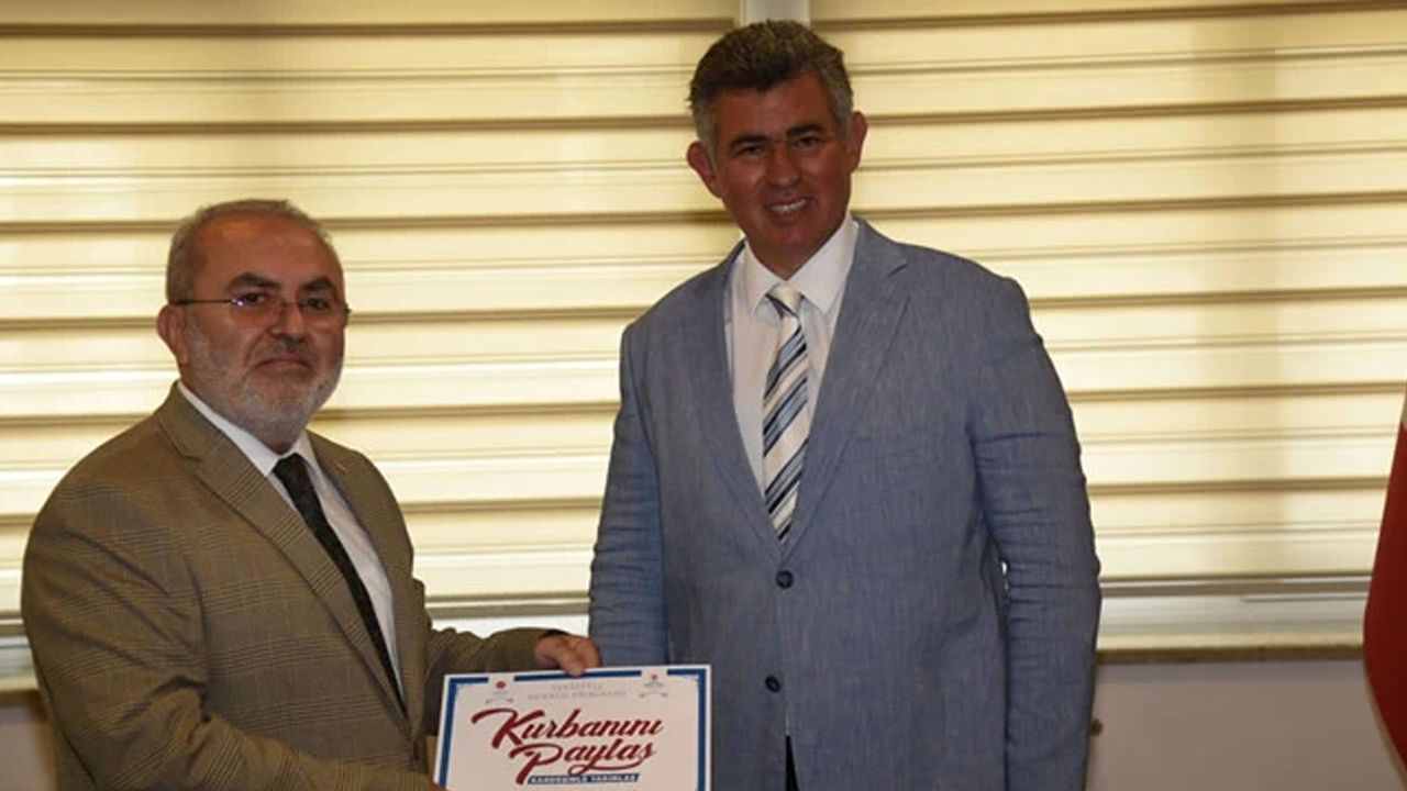 Feyzioğlu, “Kurbanını Paylaş, Kardeşinle Yakınlaş” programı çerçevesinde bağışta bulundu!