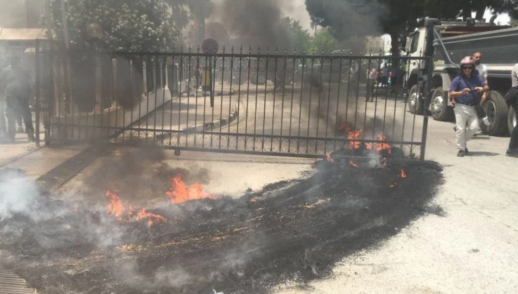 Hayvan üreticileri, Bayındırlık ve Ulaştırma Bakanlığı'nın kapısını söktü, binaya yumurta attı