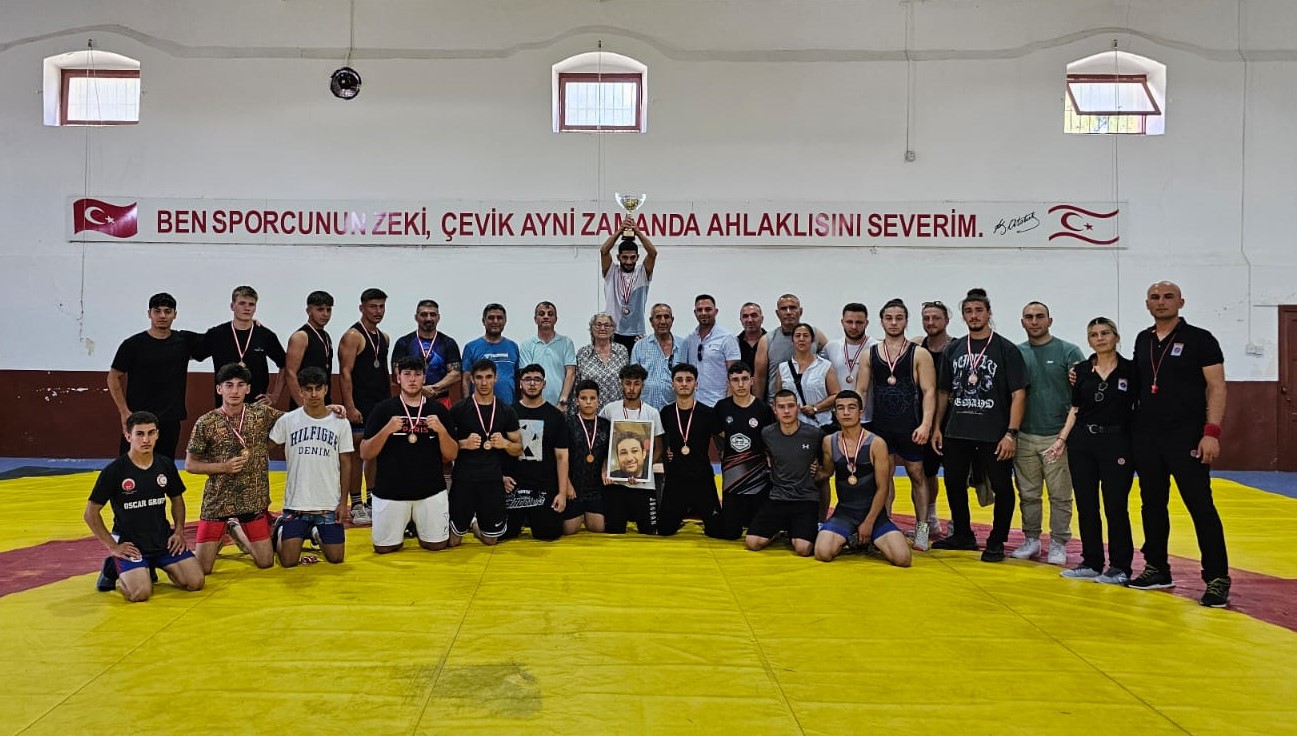 Salon güreşinde ilk devre tamamlandı