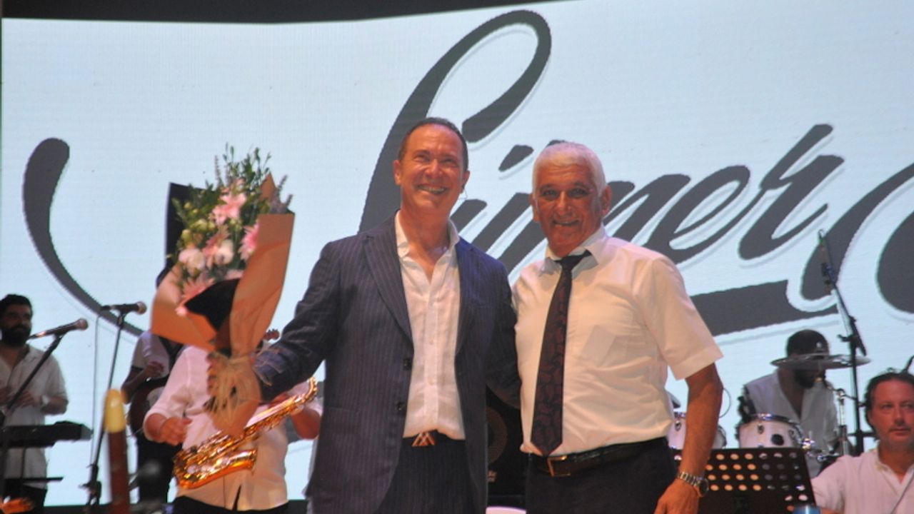 Türk Halk Müziği Sanatçısı Sümer Ezgü 46. Güzelyurt Portakal Festivali'nde sahne aldı