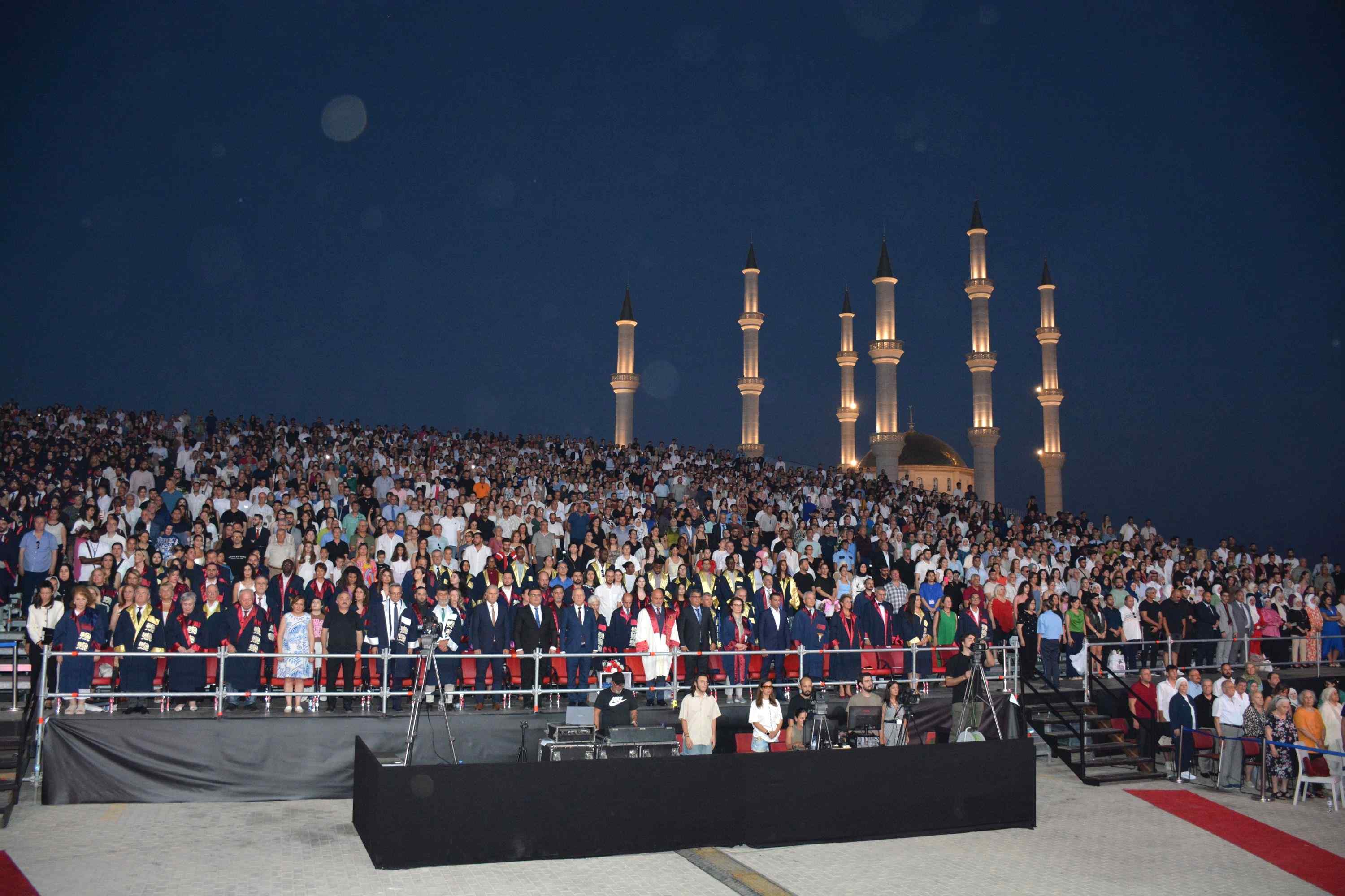 YDÜ'nün 2,500 mezunu, üç gün süren mezuniyet şöleni ile diplomalarını aldı