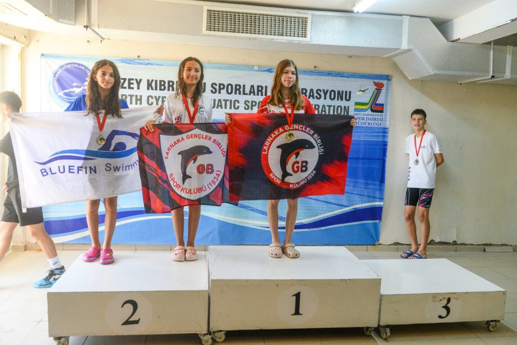 220 sporcu kulaç attı 9 yeni KKTC Rekoru kırıldı