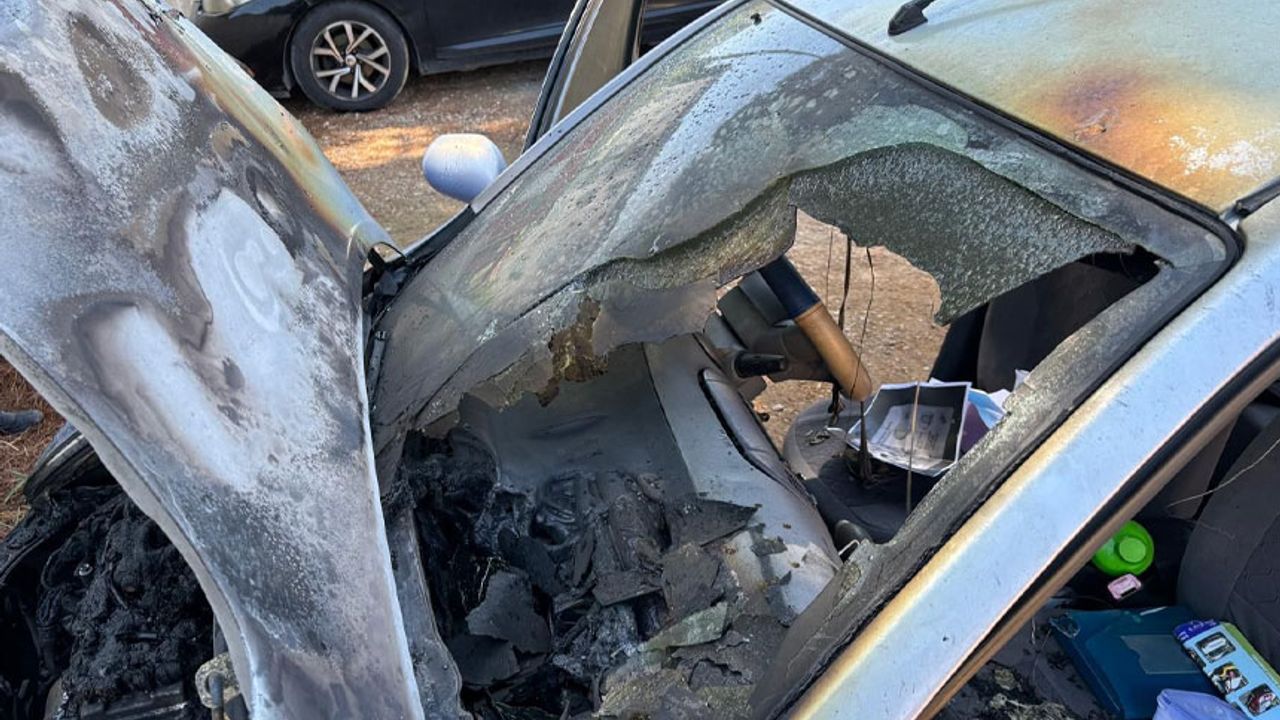 Lefkoşa'da boş arazideki araç cayır cayır yandı