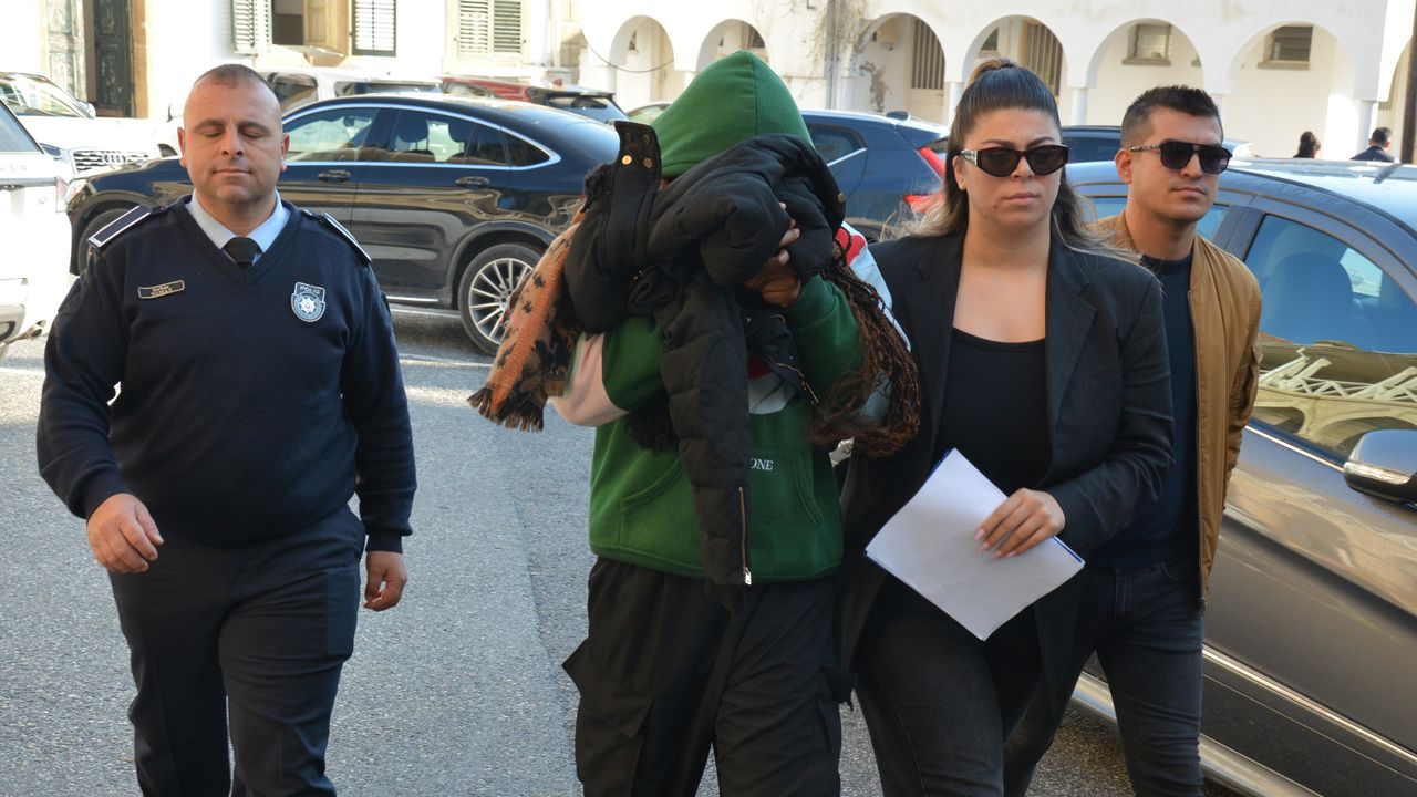 Sahte İrlanda pasaportu ile yakalandı!