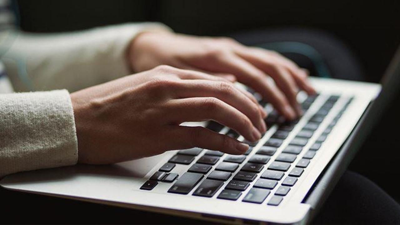 Gençlerin günlük ortalama 4,5 saati internette geçiyor