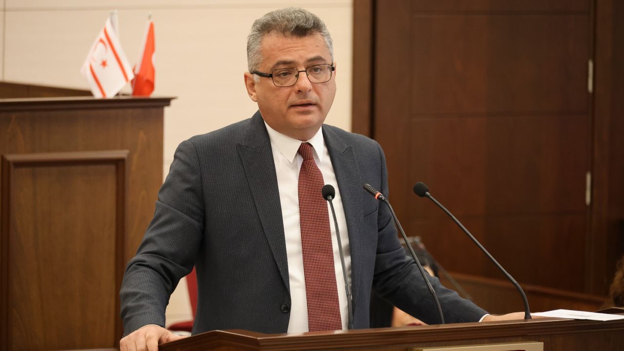 Erhürman: Vatandaşlık temelinde yerli-yabancı işçi ayrımı yapılıyor