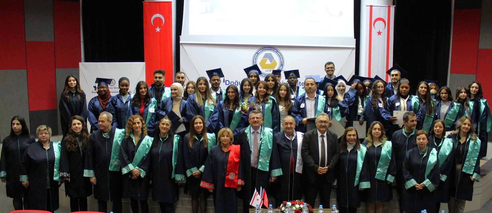 DAÜ ECZACILIK FAKÜLTESİ MEZUNLARI YEMİN EDEREK MESLEĞE ADIM ATTI