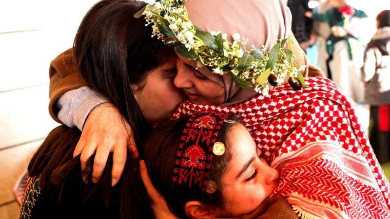 Gazze ateşkesi: Hamas sekiz rehineyi, İsrail 110 Filistinli mahpusu daha serbest bırakıyor