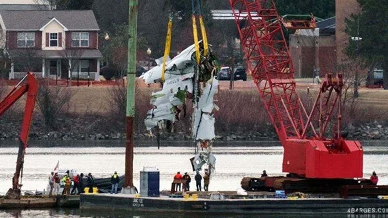 ABD'de uçak kazasında ölen 67 kişinin cansız bedeni sudan çıkarıldı
