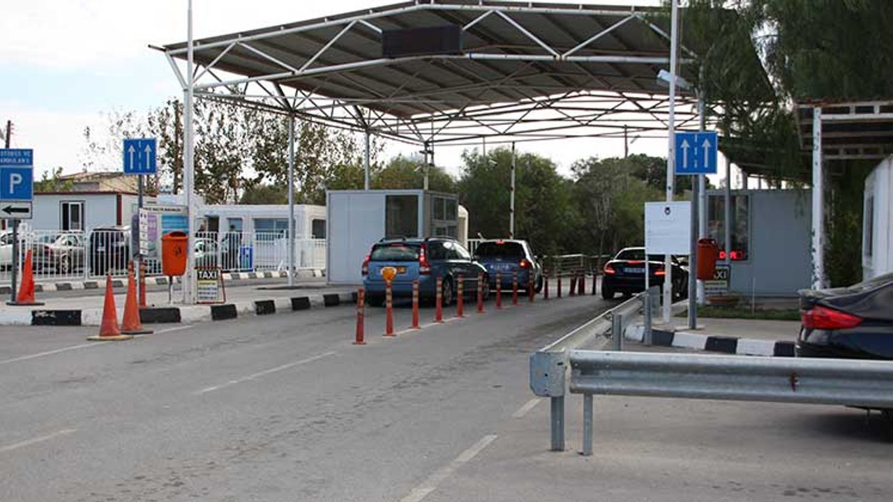 Kıbrıslı Rum’un aracında tarihi kitap bulundu