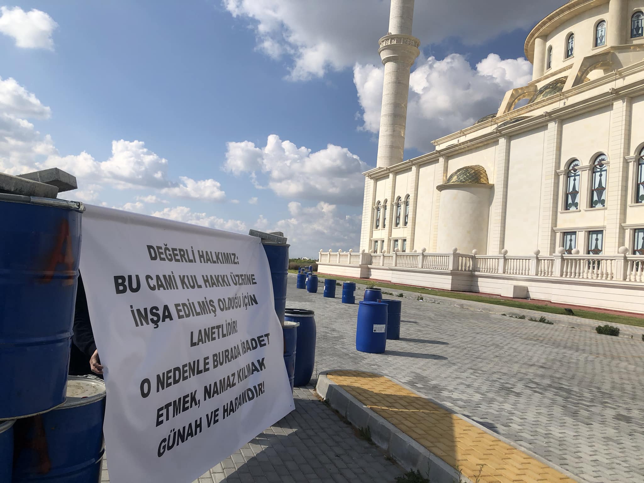 Ahmet Sanver’den Suat Günsel Cami’ye pankartlı protesto...'Kul hakkı yendi'
