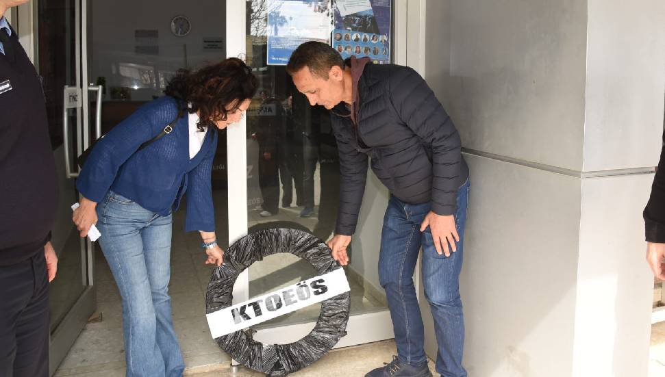 KTOEÖS, Milli Eğitim Bakanlığı’na siyah çelenk bıraktı