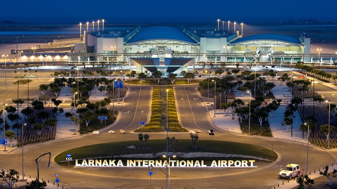 Larnaka Havalimanı’na iniş yapamayan uçak, hava koşulları nedeniyle pisti pas geçerek Baf’a iniş yaptı