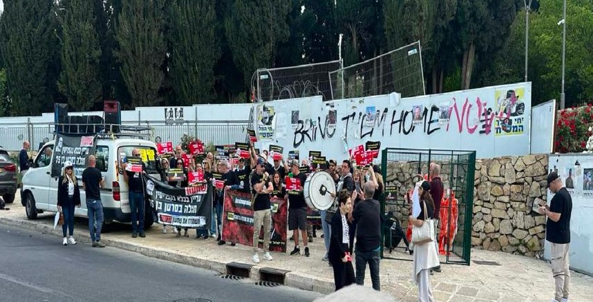 Nikos'a İsrail'de protestolar!