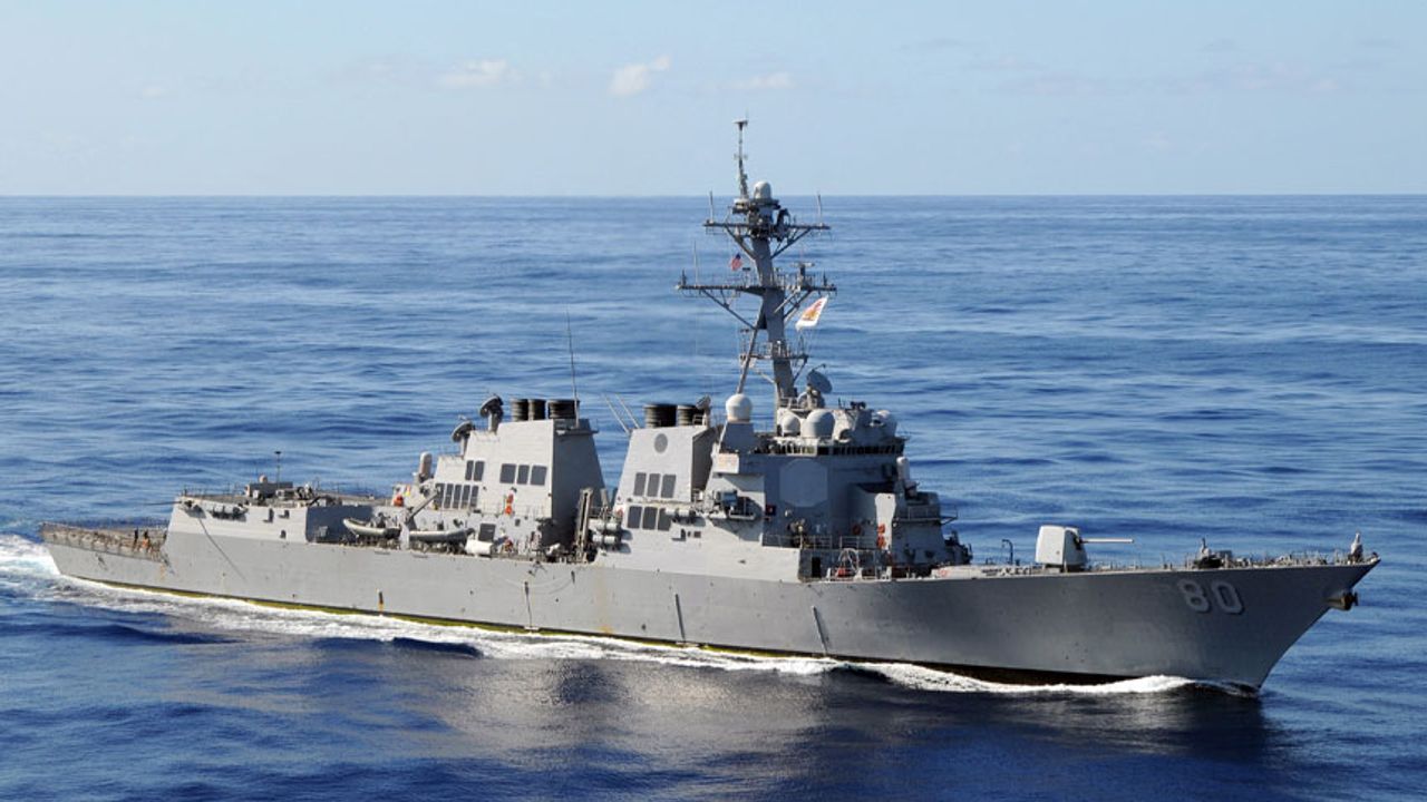 “USS Arleigh Burke” güdümlü füze destroyeri Larnaka Limanı’na demirledi