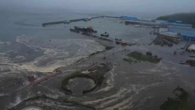 8,8'lik depremin ardından Severo-Kurilsk kentinin bir kısmı sular altında kaldı