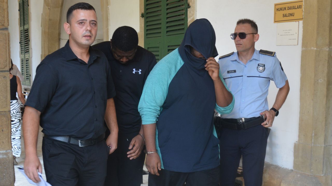 Yurt odasında yasaklı madde paketlerken yakalandılar!