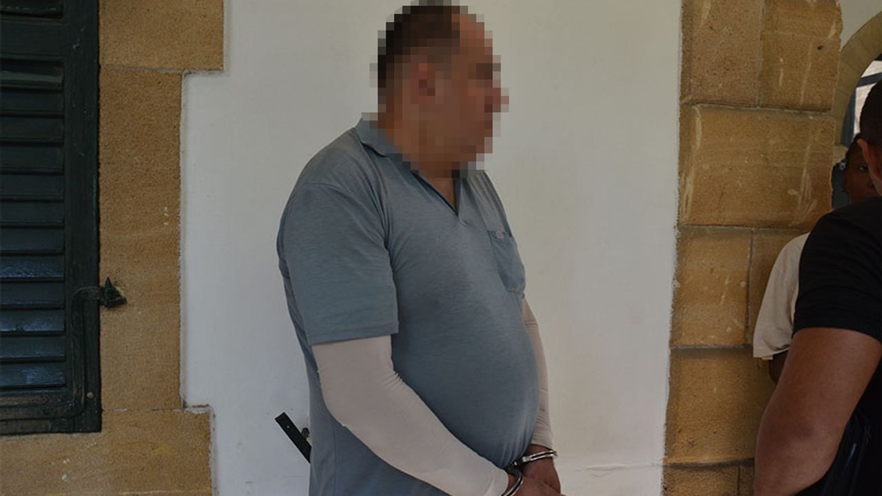 Restoran bahçesinden şemsiye çaldı!