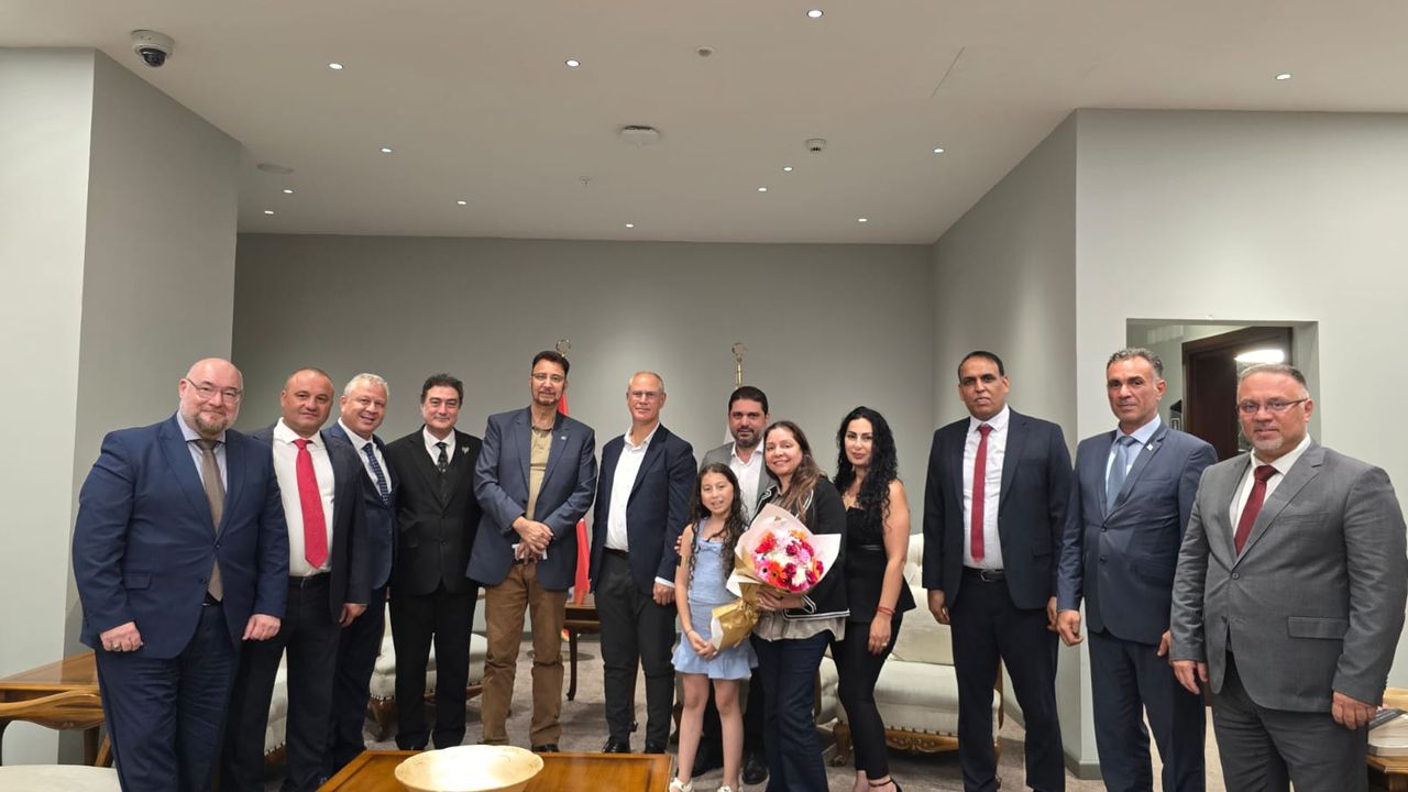 İngiltere milletvekili Afzal Khan, Ercan Havalimanı'ndan ülkeye geldi