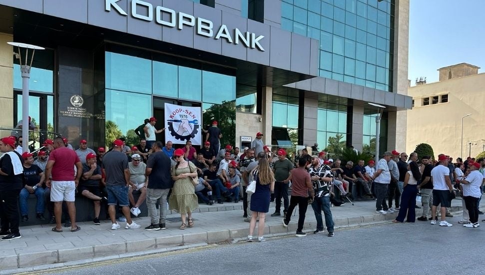 12 gündür maaşsızlar: Çalışanlar Koop-Bank'ı bastı!