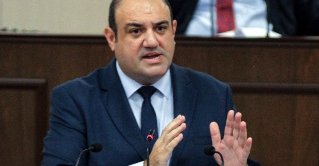 "Polisin silah taşıması için ayrıca izin verilmez, yalancısınız!"