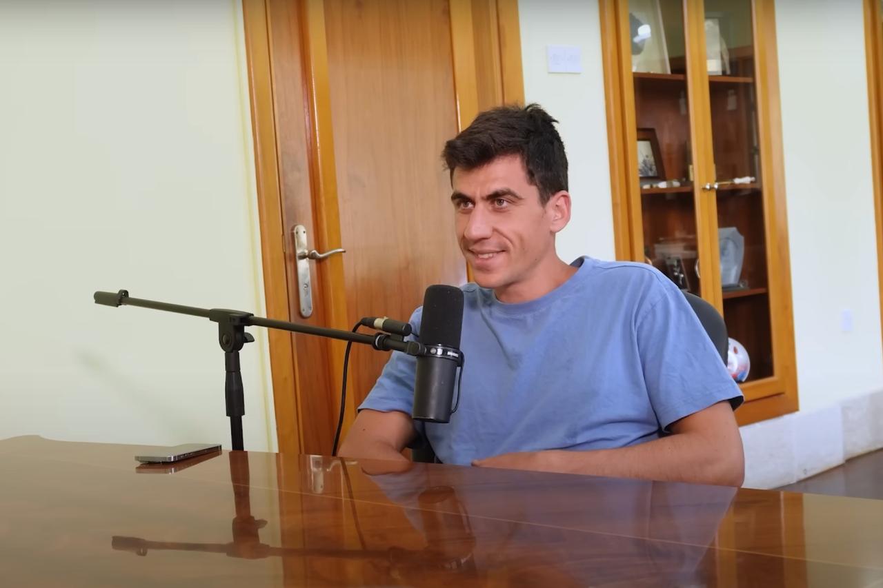 Fidias, podcast yayınında "kahraman" Avksentiu hakkındaki sözler nedeniyle tepki çekti