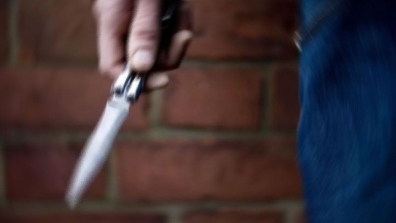 Ev sahibi adam tutup kiracısını bıçaklattı