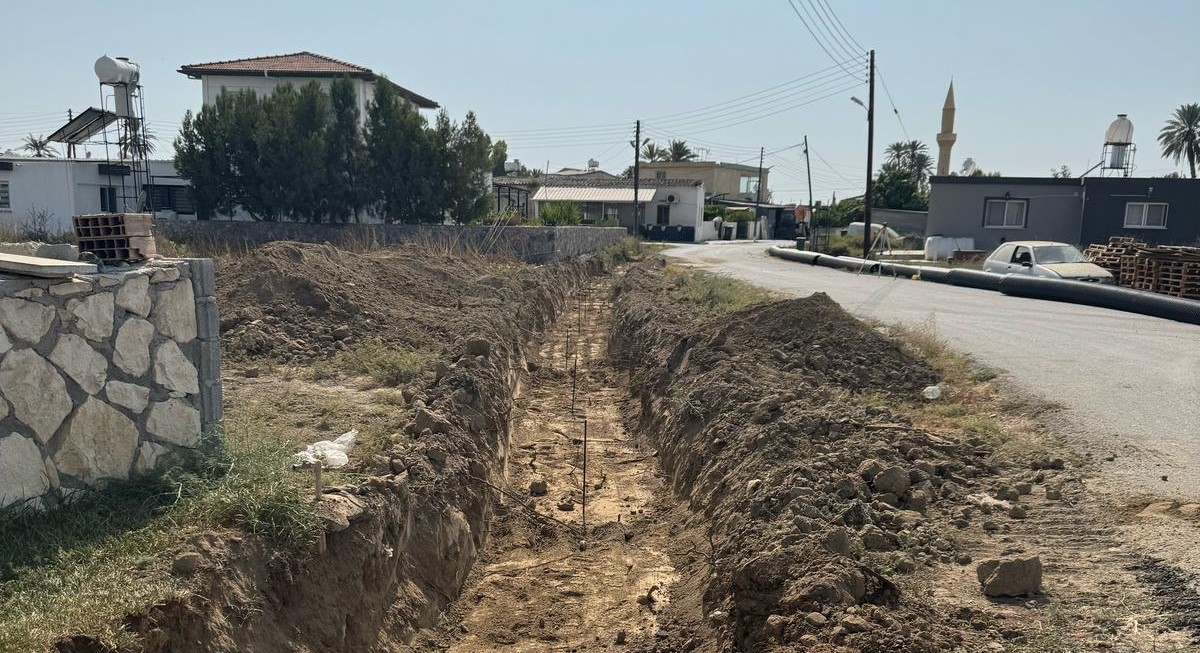 Mesarya Belediyesi, yağmur suyu drenaj ve  kaldırım çalışmalarını sürdürüyor