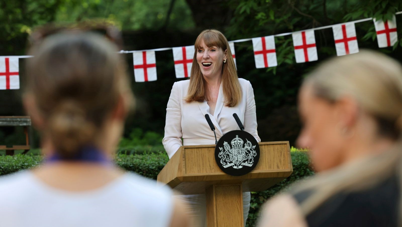 İngiltere Başbakan Yardımcısı eksik ev vergisi nedeniyle istifa etti