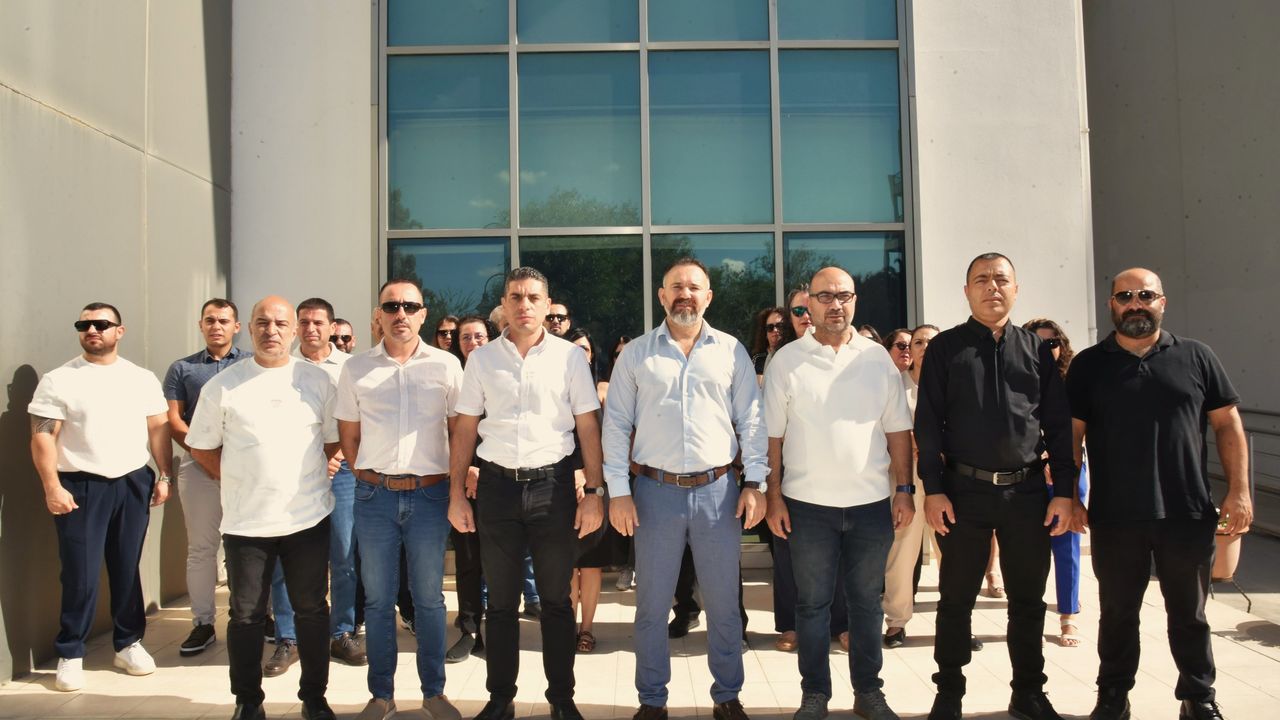 Dört sendika, Ticaret Dairesi’nde yaşanan sıkıntılar nedeniyle basın açıklaması yaptı