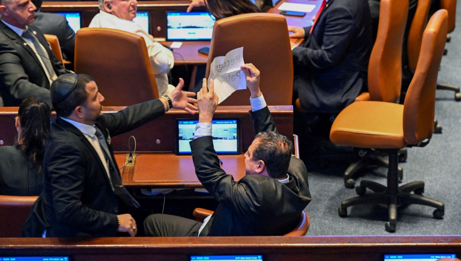 Trump konuşuyordu: İsrail meclisinde "Filistin'i tanıyın" pankartı açıldı