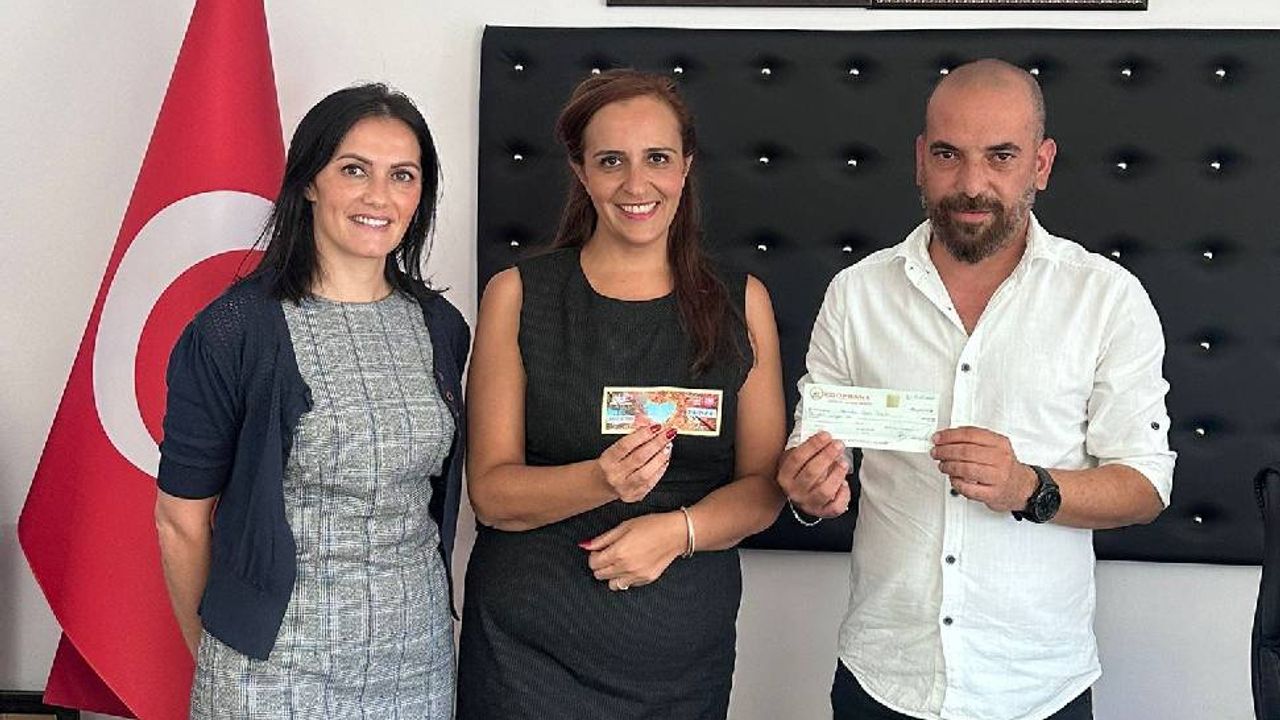 İkramiyesini teslim aldı