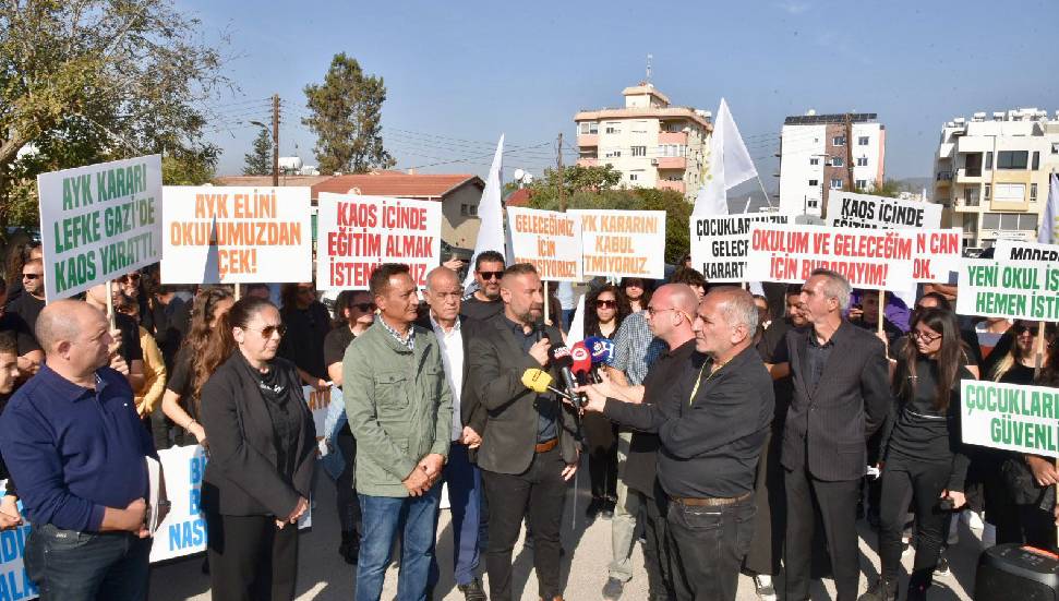 Lefke Gazi Lisesi velileri ve öğrencileri Başbakanlık önünde
