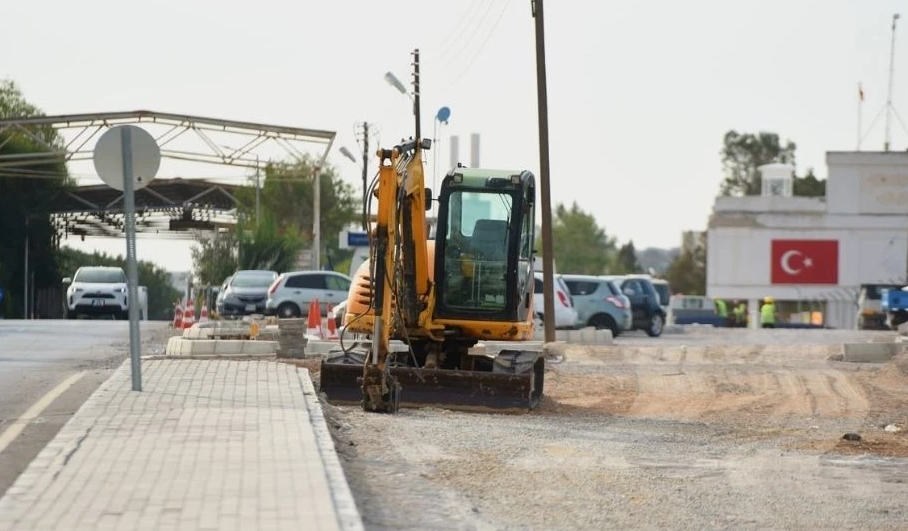 Buldozerler ara bölgeye giriyor