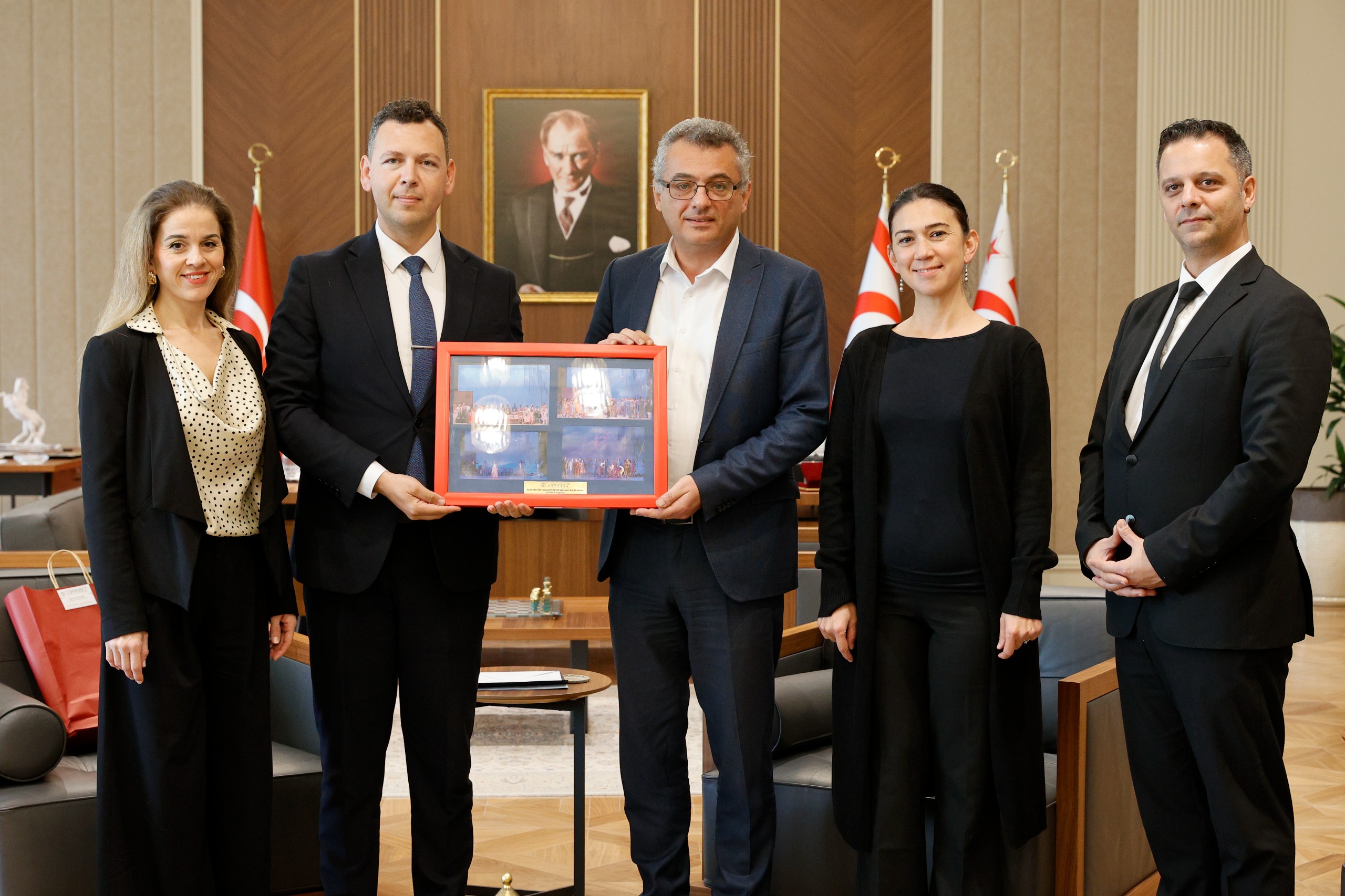 Tufan Erhürman Devlet Opera ve Bale Koordinasyon Merkezi (KKTCDOB) yekililerini kabul etti 