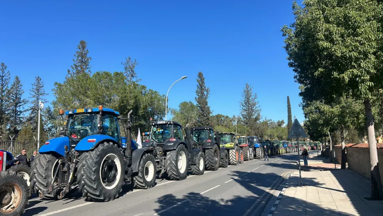 Güney Kıbrıs’ta çiftçiler ve öğretmenler eylemde