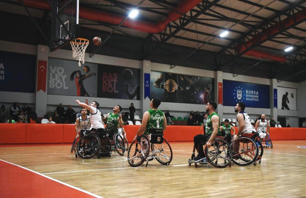 Vakıflar Tekerlekli Sandalye Basketbol Takımı Bursa deplasmanından galibiyetle döndü