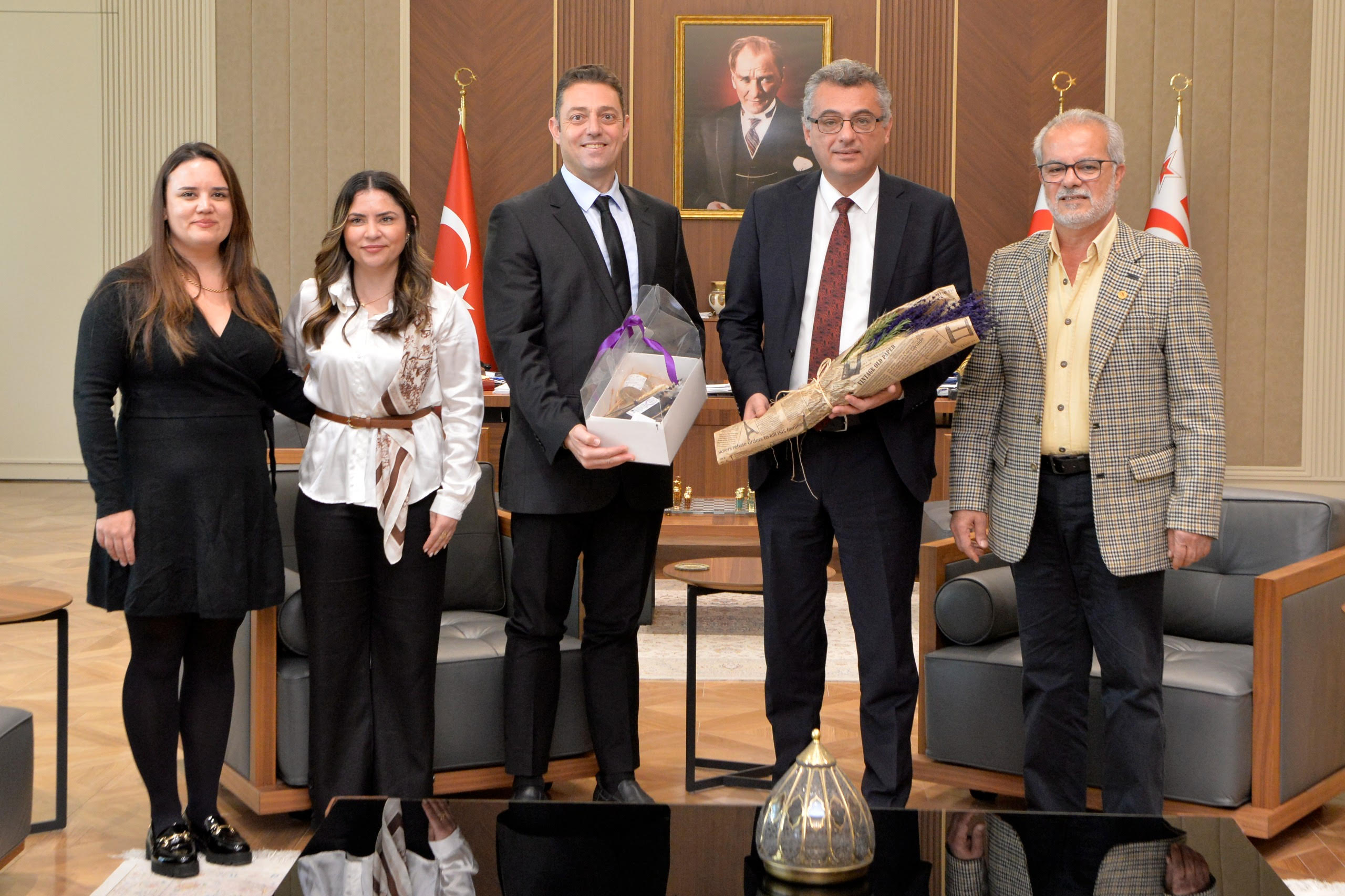 Erhürman, İskele Esnaf ve Zanaatkârlar Birliği Başkanı ve beraberindeki heyeti kabul etti